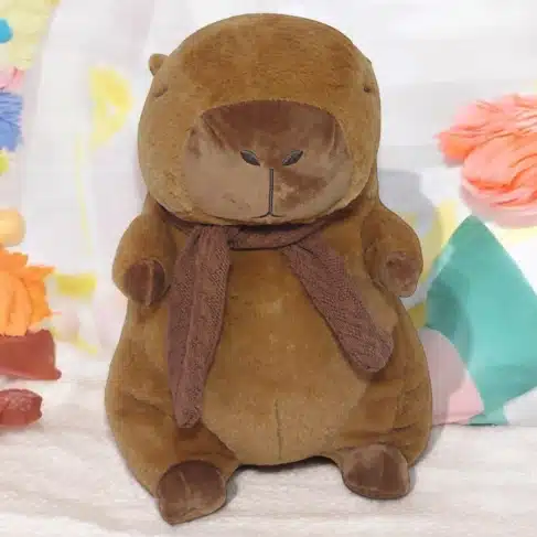 Peluche Capibara con bufanda y manta