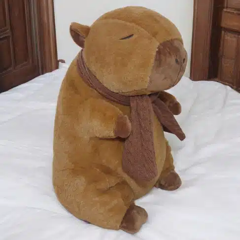 Peluche Capibara con bufanda y manta